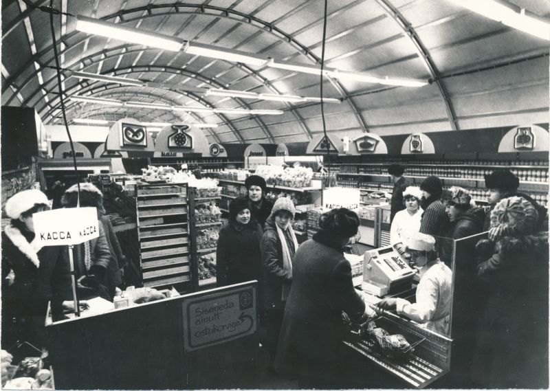 Foto. Lihula uues toiduainetekaupluses. 1979. a.
Foto: Harles Pilter.