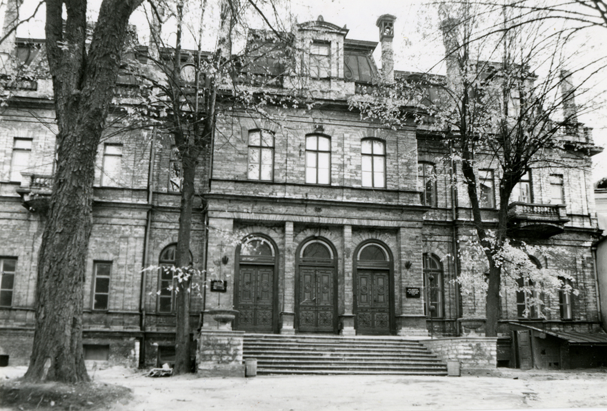 Ungern-Sternbergide palee Toompeal, hiljem Teaduste Akadeemia, fassaadivaade. Arhitekt Martin Gropius
