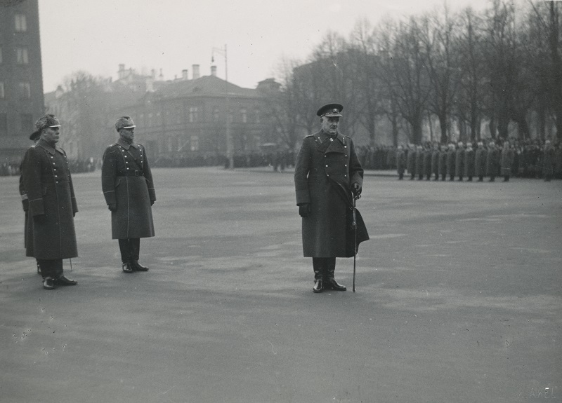 Kindral Johan Laidoner Vabaduse väljakul sõjaväe paraadil.