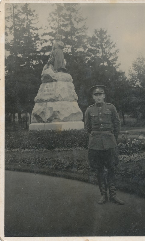 Eesti ohvitser Lydia Koidula kuju juures
