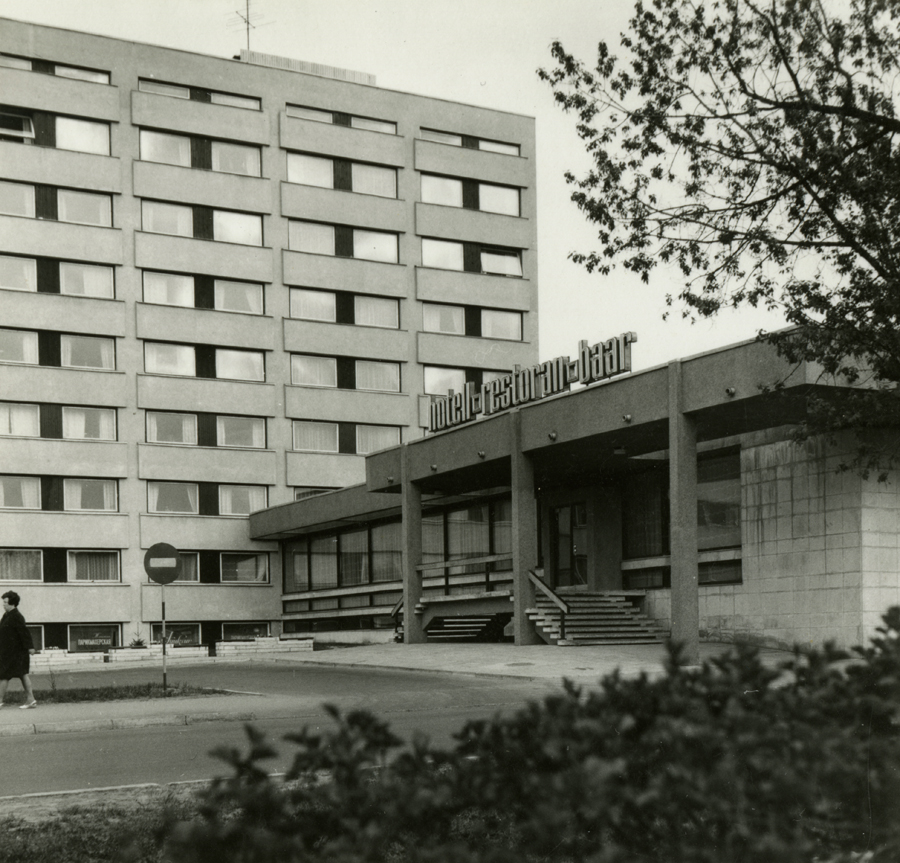 Hotell Kungla, fragmentaarne vaade hoonele Kreutzwaldi tn poolt. Arhitektid Ilmar Puumets, Herbert Rüütlane, EP