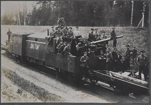 Soomusrong nr 3 suurtükiplatvorm "Onu Tom" koos meeskonnaga Lätis