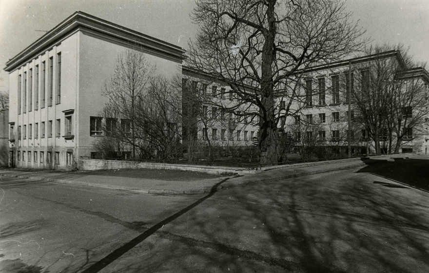 Westholmi koolimaja Tallinnas, vaade Kevade ja Adamsoni nurgalt. Arhitektid Herbert Johanson, Artur Jürvetson