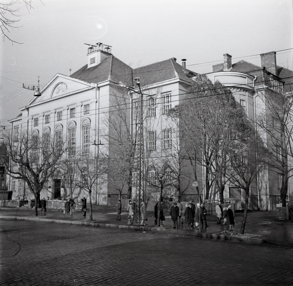 Tallinna 7. keskkool, endine Tallinna Linna Tütarlaste Kommertsgümnaasium, hiljem Inglise kolledž. 2 vaadet. Arhitekt Erich Jacoby, ins Aleksander Rosenberg