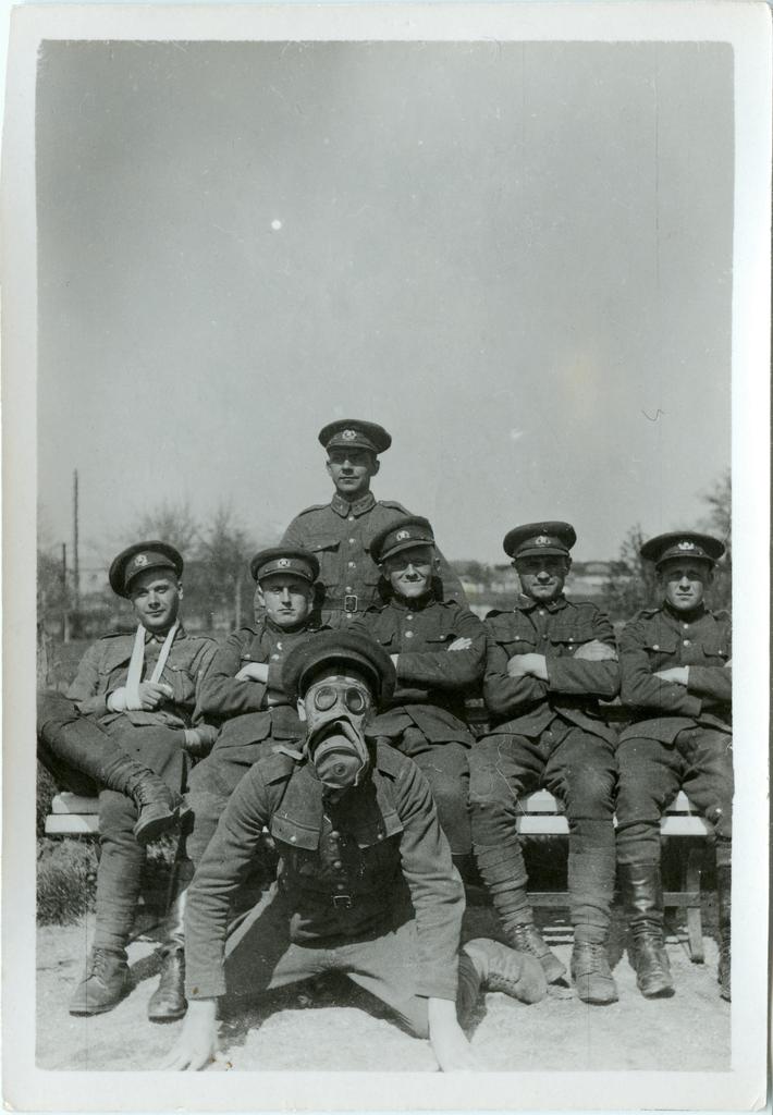 Tallinn 1940. a.  Sidepataljoni sõdurid Sidepat. kasarmu hoovil, üks gaasimaskis.