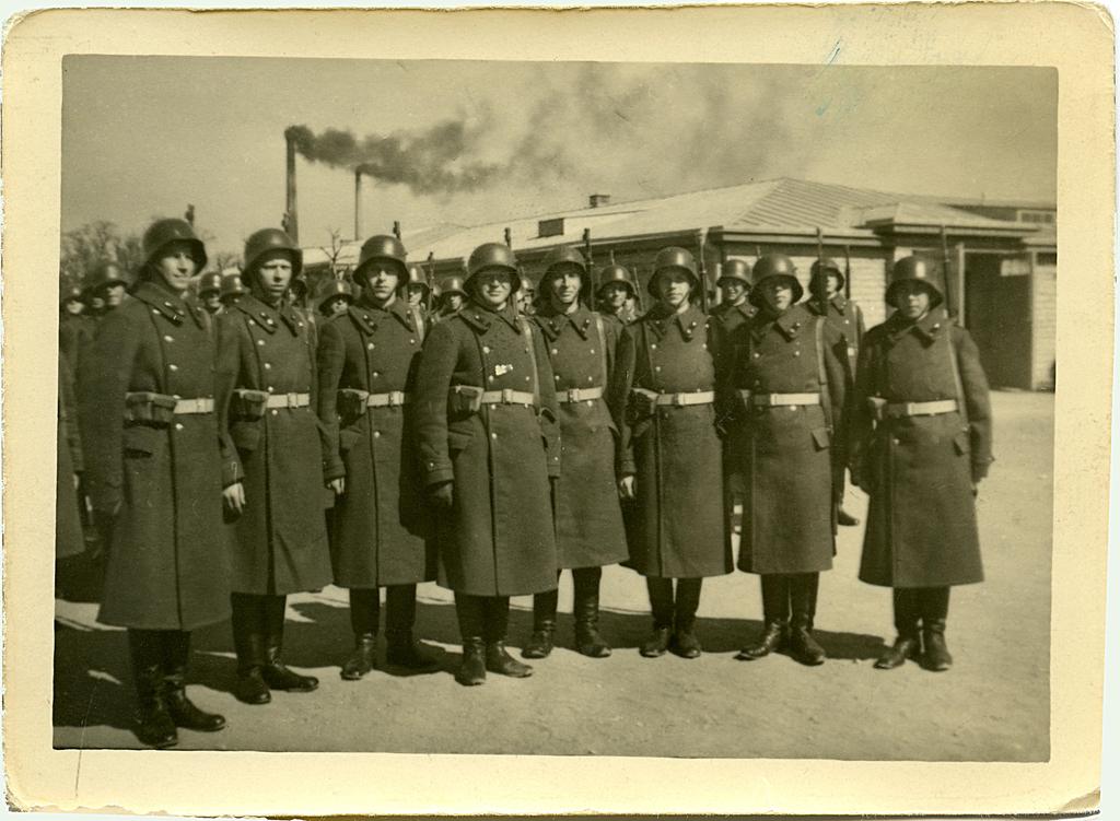 1940. a. mai. Grupipilt: Sidepataljoni sõdurid mai-paraadi proovil