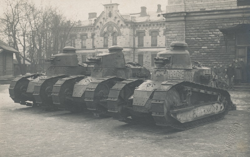 Tankid Renault FT 17 Sõjakooli ees.