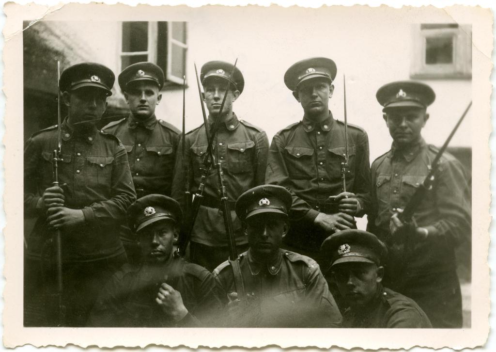1940. a. sügisel Tallinnas, Toompeal. Sidepataljoni sõdurid.