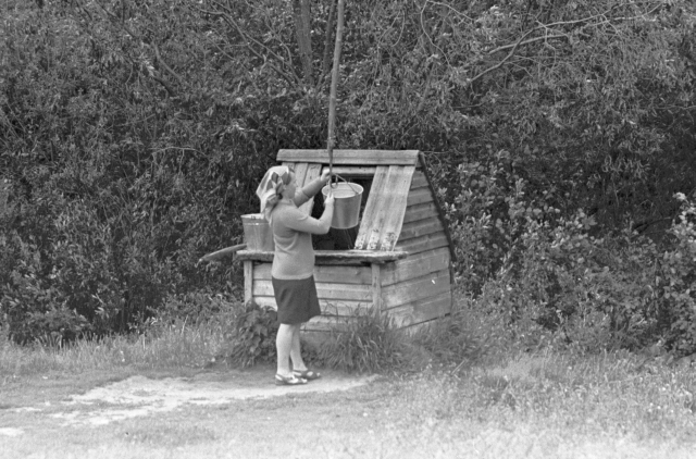 Piirissaar. Naine kaevul.