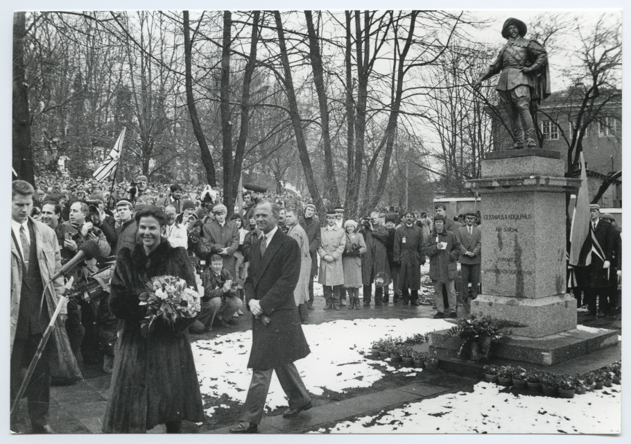 Reopening the Adolf Memory pillar at the Queen Square in Tartu on April 23, 1992