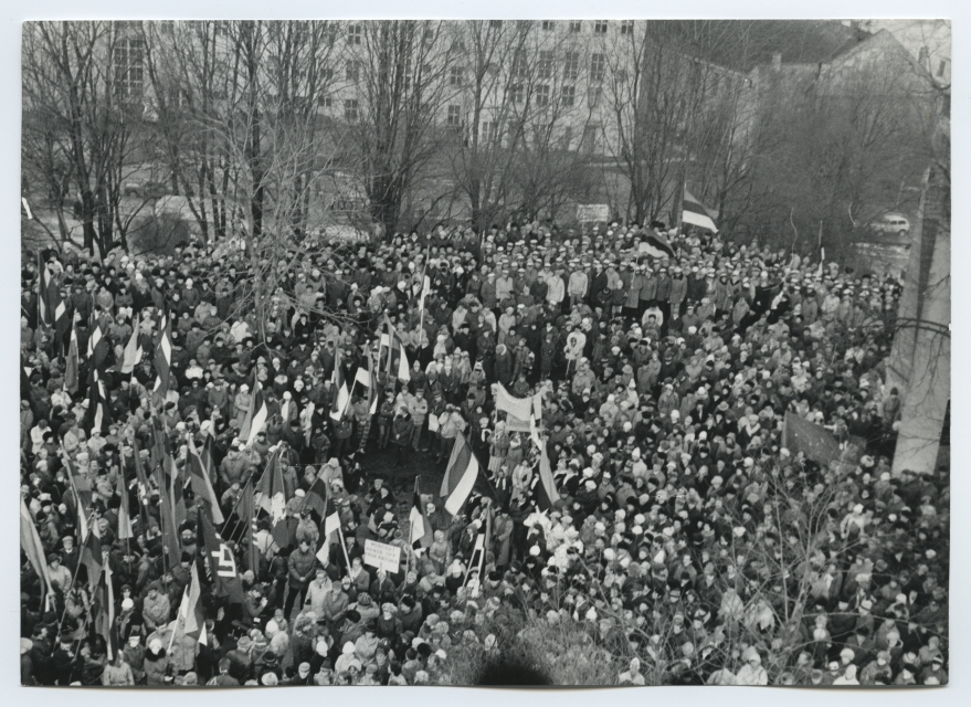 Tartu. Celebration of the Anniversary of the Republic of Estonia in Tartu at the Star Tower on February 24, 1989.