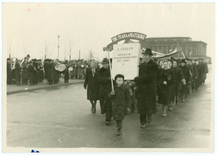 Employees of the University of Tartu library at the demonstration of the anniversary of the October Revolution in 1952.