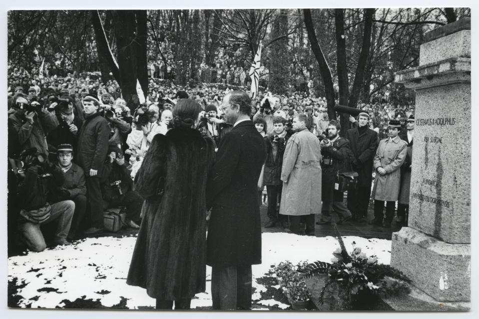 Reopening the Adolf Memory pillar at the Queen Square in Tartu on April 23, 1992