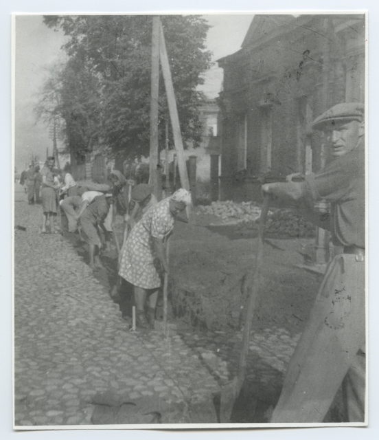 Employees of the University of Tartu on the street of Garden (Vanemuise) in the digging of the grave for water stuff