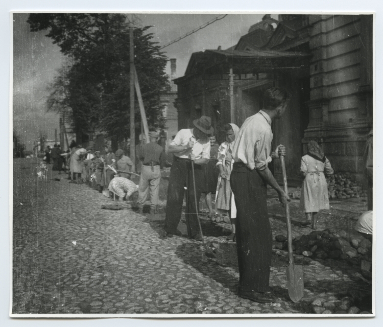 Employees of the University of Tartu on the street of Garden (Vanemuise) in the digging of the grave for water stuff