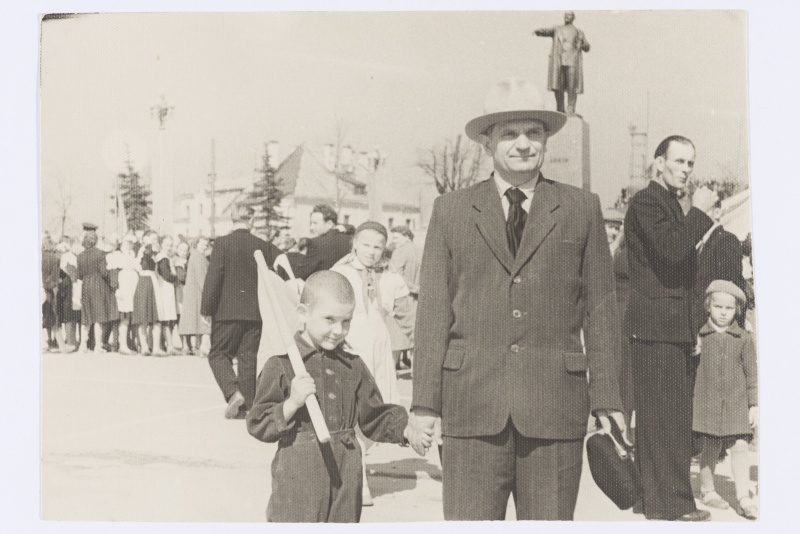 Isa ja poeg maiparaadil Narvas, 1959.