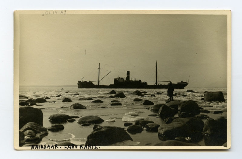 Kaubaaurik "Olivia" Naissaare rannas kinni