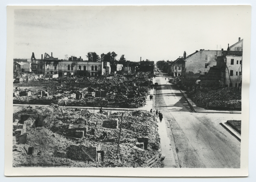 Tartu. View of the broken city along Aleksandri Street in 1941.