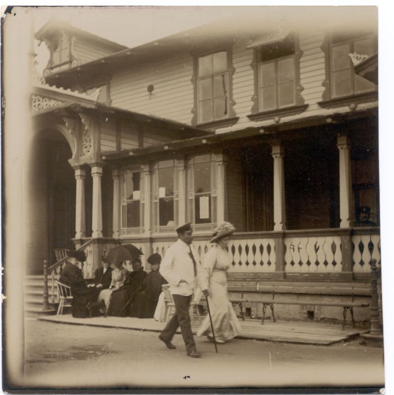 Foto. Suvitajate tüüpe Haapsalus Kuursaali ees. Foto u. 1910.a. Mustvalge.