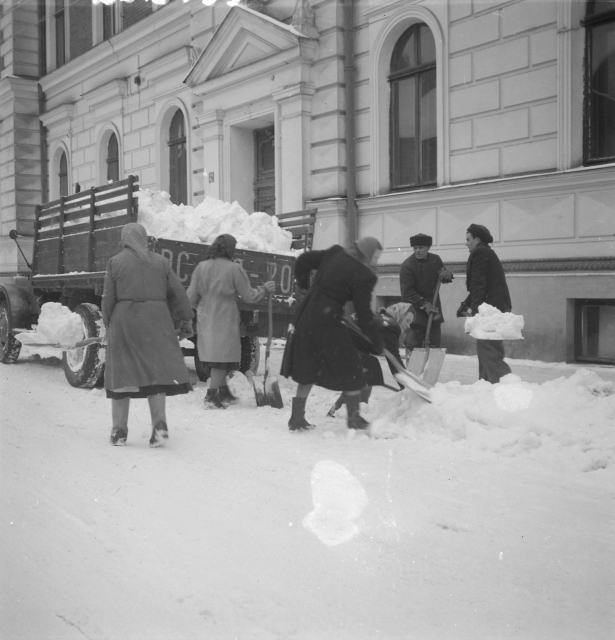 Eesti Rahva Muuseumi töötajad lumekoristusel muuseumi maja ees N. Burdenko tn 32, Tartus