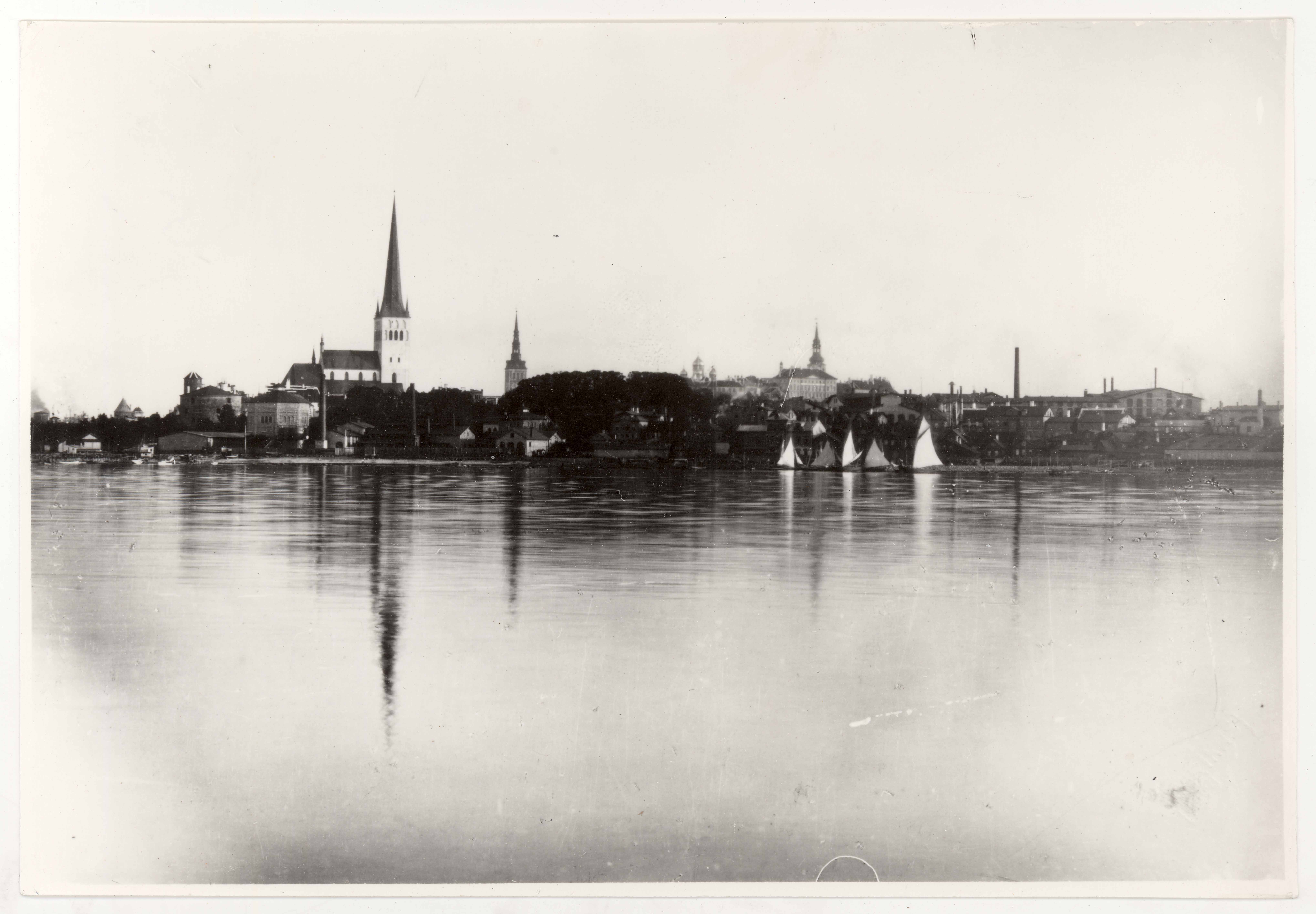 View of the Old Town from the n Bay of Tallinn. From the left: Oleviste, Niguliste, Nevski and Toomkirik