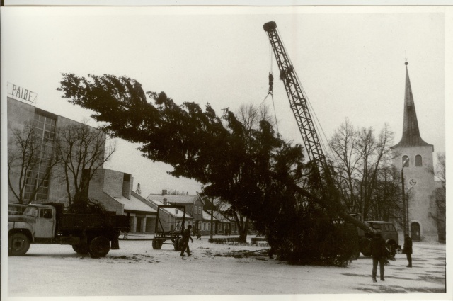 foto jõulukuuse mahavõtmine Paides 1995