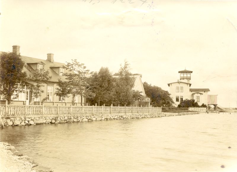 Foto. Majade grupp Haapsalu Tagalahe ääres Šokolaadi promenaadi lähedal, Villa Wenden. Foto u. 1900.a.