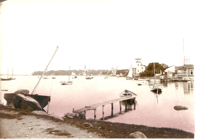 Foto. Vaade Haapsalule üle lahe Vana-Sadama poolt. Foto u. 1900.a. Mustvalge.