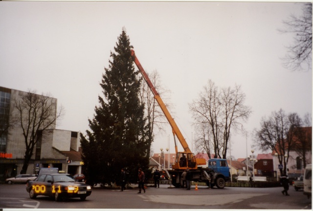 värvifoto jõulukuuse ülespanek Paide Keskväljakul 2000