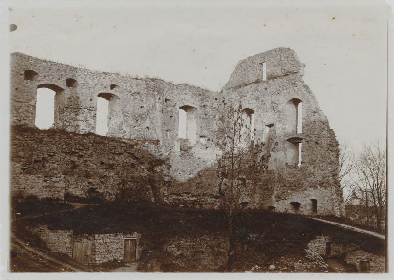 Foto. Vaade Haapsalu lossivaremetele lossi seest edela poolt. U. 1900.a.  Mustvalge.