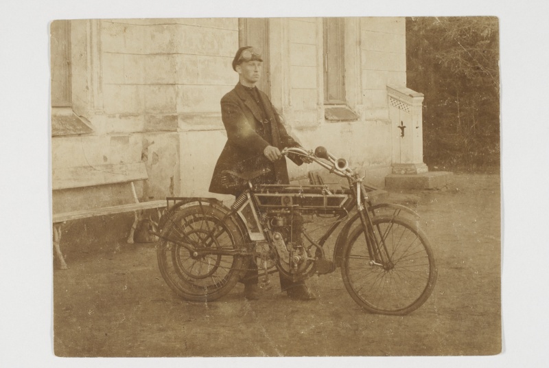 Noormees mootorrattaga NSU, 1920ndad