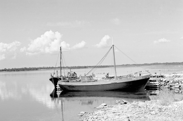 Hiiumaa. Kalalaevad sadamas.