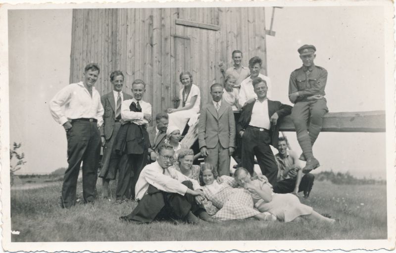 Foto. Läänemaa Õpetajate Seminari õpilased-vilistlased 1921-1931.a. pukktuuliku juures.