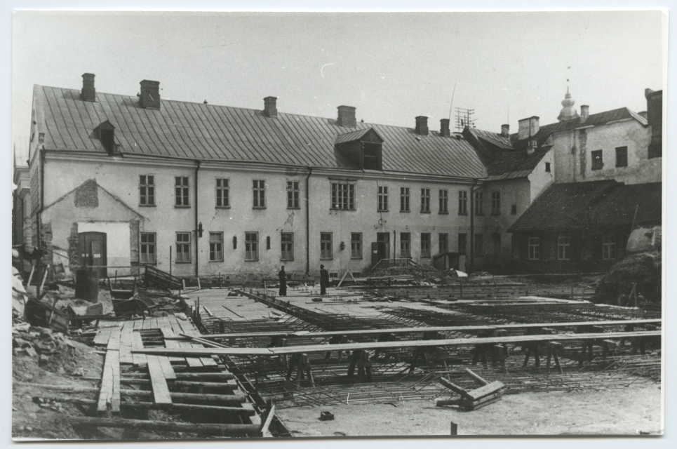 Building the foundation of the building of the Institutes of the University of Tartu (chemical building)