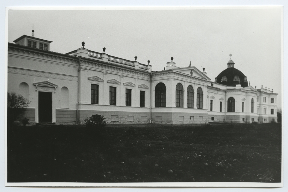 Raadi manor building