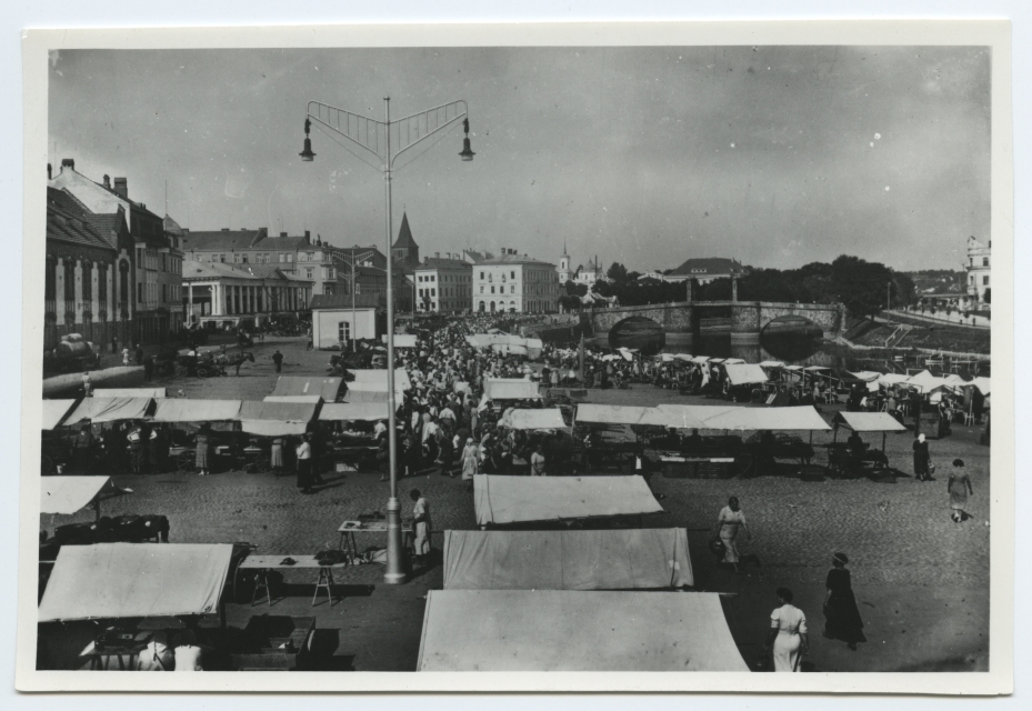 Tartu. Market near Emajõe in front of the sprayhouse