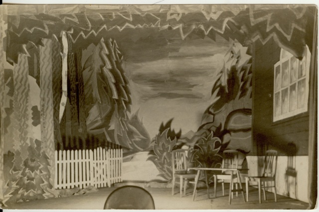 foto, näitemängu "Salakaubavedajad" dekoratsioon Paide Poeglaste gümnaasiumis 1920-ndatel a.