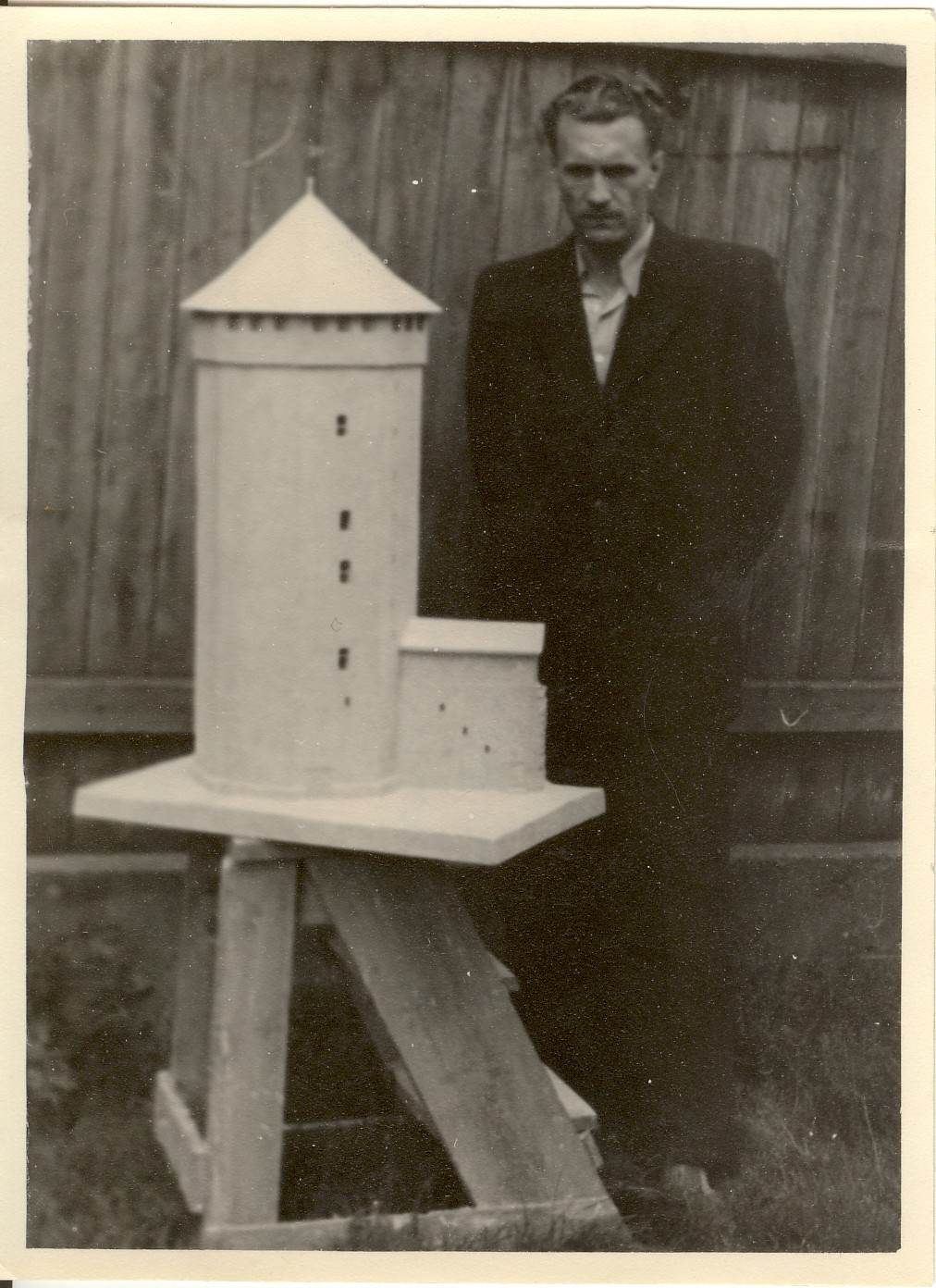 foto, Paide Vallitorni makett, koos valmistaja O.Ehalaiuga 1949.a.