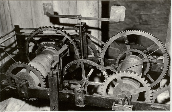 foto, Paide Püha Risti kiriku tornikella mehhanism 1990.a.