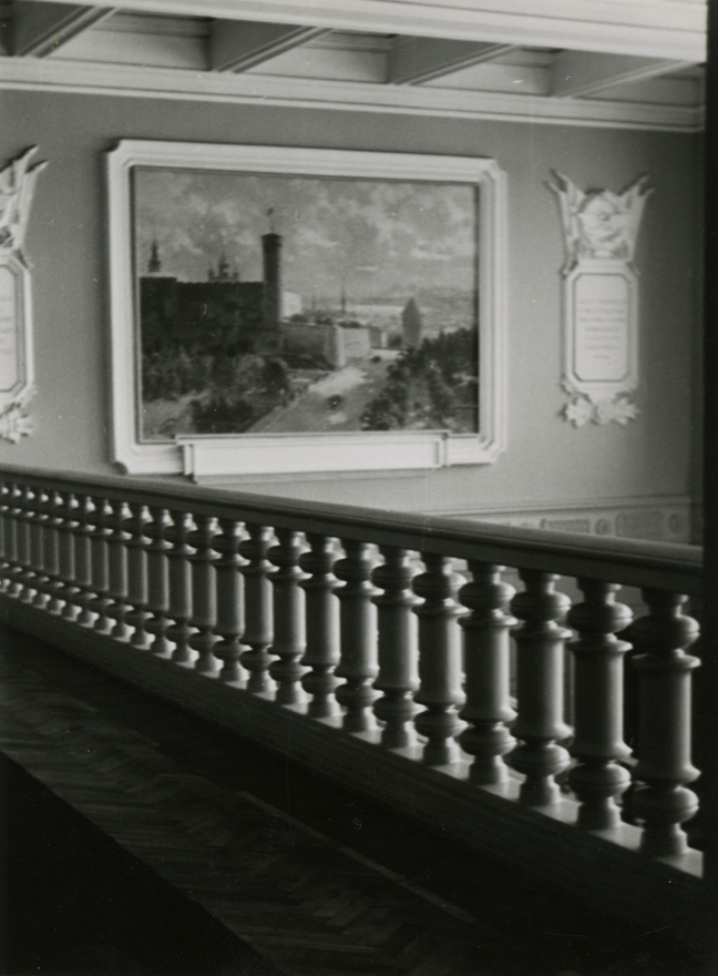 Tallinna vana lennujaam, vaade rõdult koos barjääriga ootesaali vasakule otsaseinale Richard Sagritsa Toompea vaatega. Sisearhitektid Paula Koido ja Maia Laul