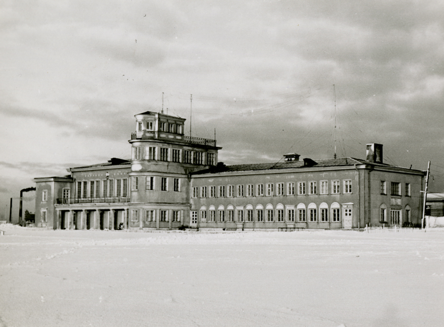 Tallinna vana lennujaam, vaade hoonele talvel. Arhitektid Arthur Jürvetson, Roman Koolmar ja Paula Koido, Maia Laul (sisearhitektid)