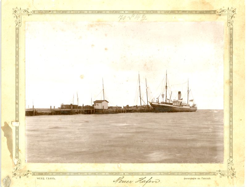 Foto. Haapsalu Uue-Sadama sild ja ankrus aurik. Foto Th. Haack, 19. sajandi lõpp.