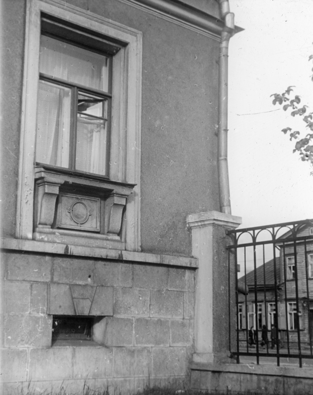Stalinistlik korterelamu Tallinnas, detailvaade aknast ja metallaiast