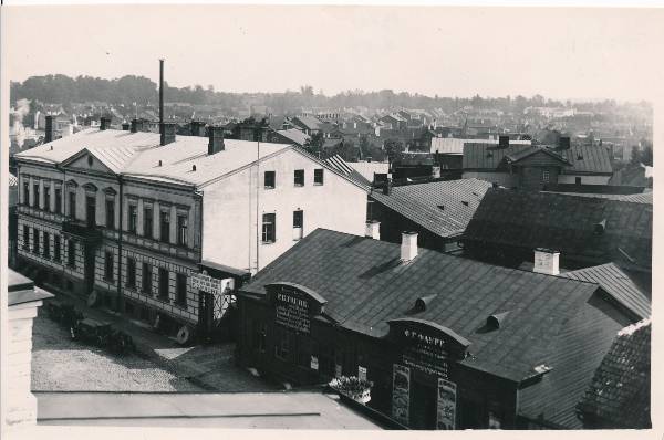 Vaade hotelli "Jakor" aknast: Holmi tänav. Majasildid: F. G. Faure. Jurjevi auru-, jahuveski.  Tartu, 1910.-1920. aastad.