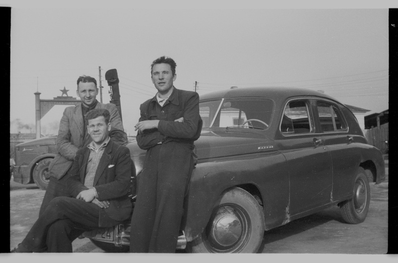 Mehed autoga GAZ-M20 Pobeda