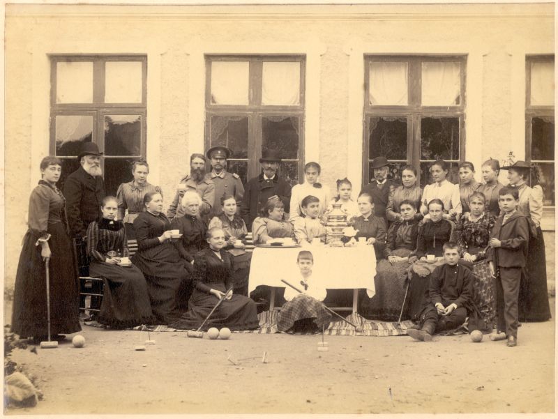 Foto. Seltskond Bergfeldti supelasutuse ees, samovarilja laua ümber ca 1890