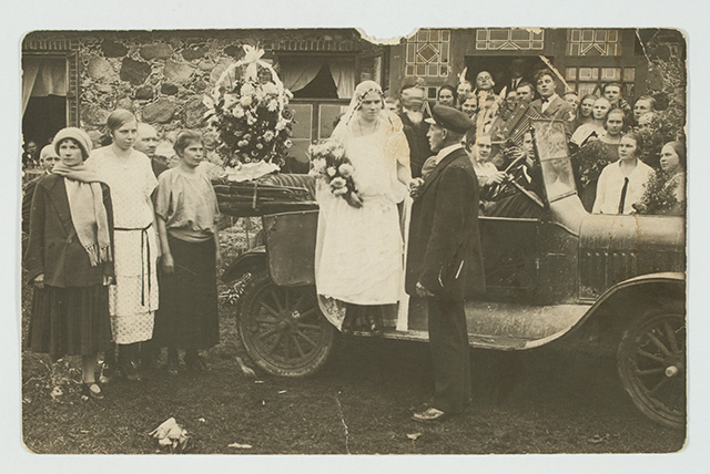 Noorpaar pulmauto juures