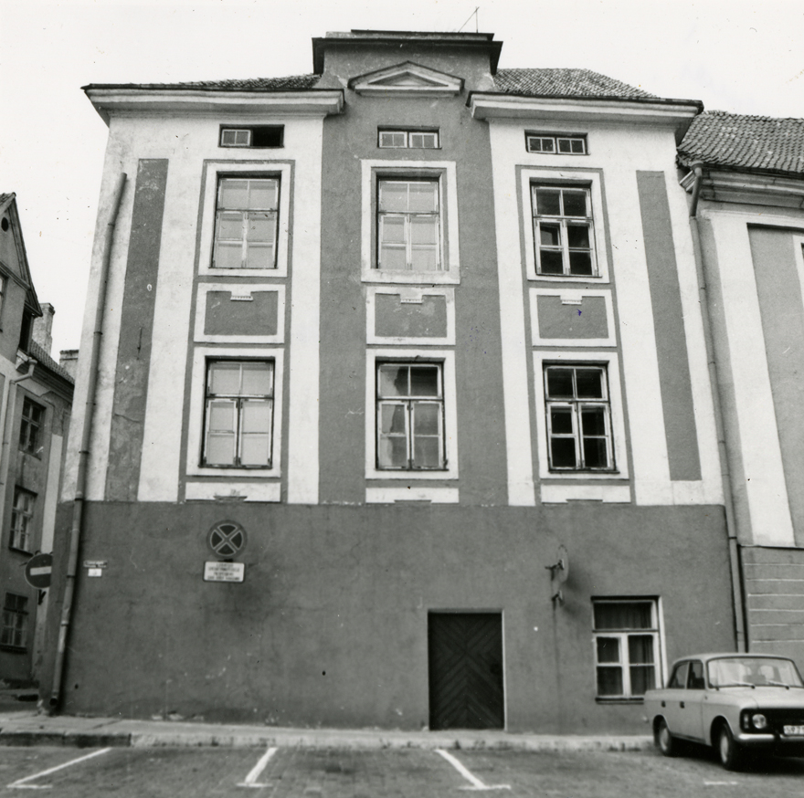 Elamu Toompeal, otsevaade hoonele Lossi platsilt