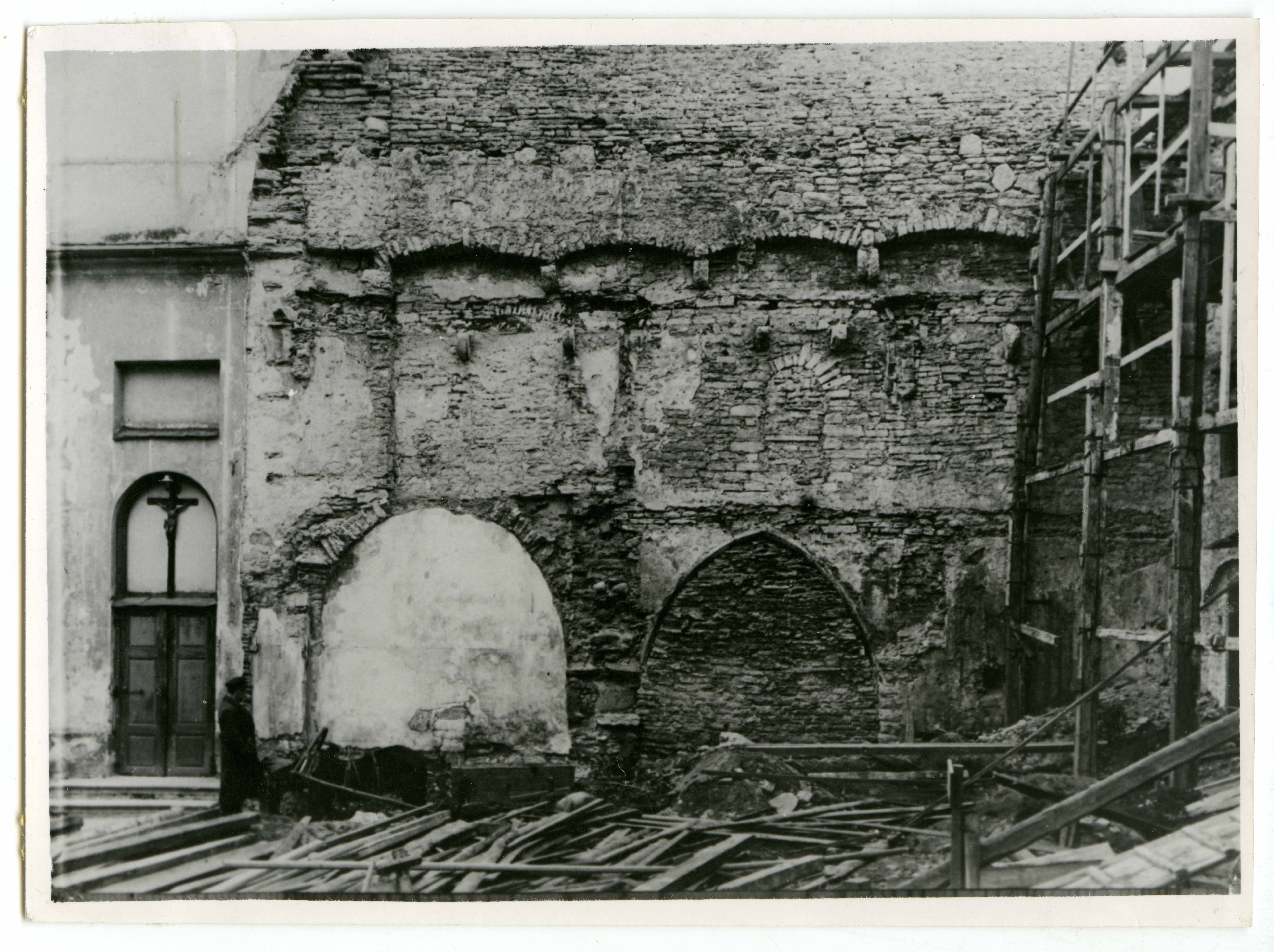 All-city. Dismantling the western stone of the Dominican monastery in 1920s.