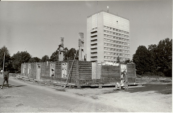 foto, puumaja lammutamine Paide Pärnu t. 1990.a.